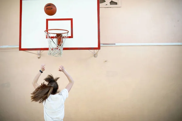 Fille dans la salle de gym jouer un basket — Photo
