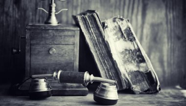 Eski telefon ve retro kitap masanın üzerinde. Geçmişte telefon 