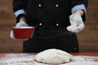 aşçı un masaya pişirme için yapar