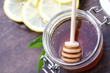 Taze bal ile siyah çay