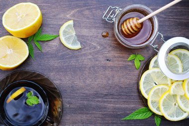 Ahşap dokusu üzerinde arka plan bir limon ve bal