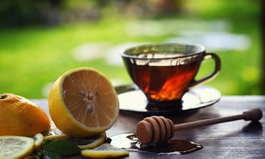 Çay limon ve nane doğada. Bir fincan sıcak nane çayı ile le