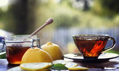 Çay limon ve nane doğada. Bir fincan sıcak nane çayı ile le