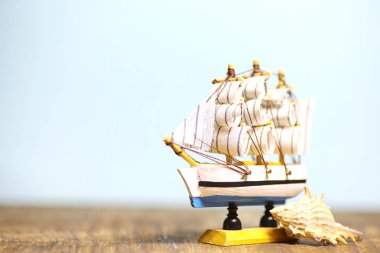 Eski ahşap gemi yelken ve direkleri oyuncak bir stand ile. Vintage ve