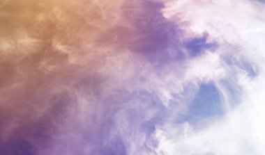 Beyaz bir gökyüzünde bulutlar