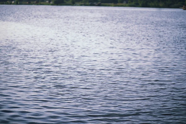 Lago del Paisaje. Textura de agua. El lago está al amanecer. La boca — Foto de Stock