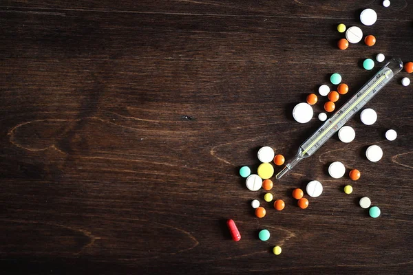 Tabletas y remedios caseros contra resfriados — Foto de Stock