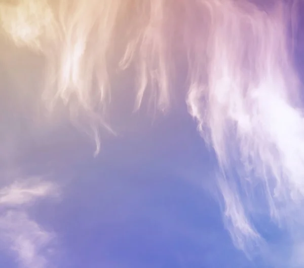 Witte wolken in een hemel — Stockfoto