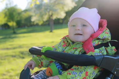 Bir sonbahar Parkta yürümek bir kız. Kızıl saçlı genç kız