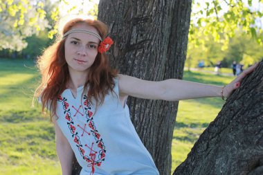 Bir sonbahar Parkta yürümek bir kız. Kızıl saçlı genç kız