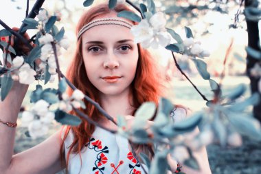 Bahar güneşli bir öğleden sonra parkta bir yürüyüş için kız