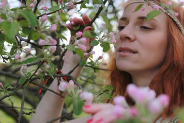Bir sonbahar Parkta yürümek bir kız. Kızıl saçlı genç kız