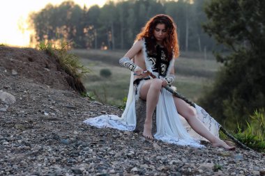 Kız nehirde mızrakla