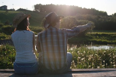 Hoş bir çift tarafından kırsal bir yolda