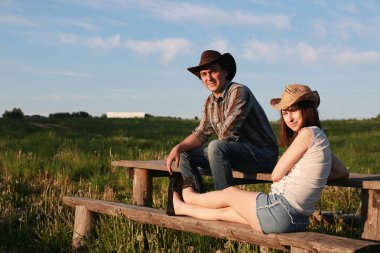 Hoş bir çift tarafından kırsal bir yolda