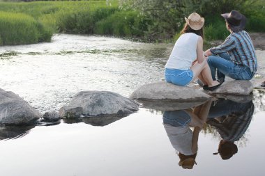 Hoş bir çift tarafından kırsal bir yolda