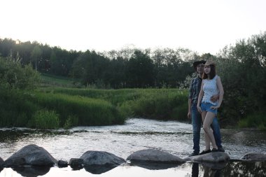 Hoş bir çift tarafından kırsal bir yolda