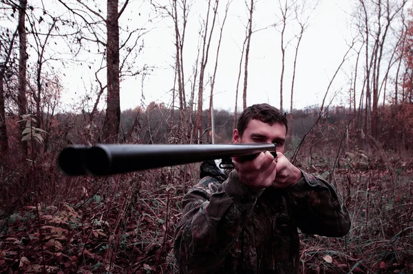 男人伪装 在春天狩猎森林狩猎步枪 — 图库照片