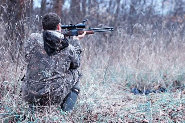 Adam Kamuflaj Bahar Avına Bir Ormanda Bir Tüfeği Ile — Stok fotoğraf