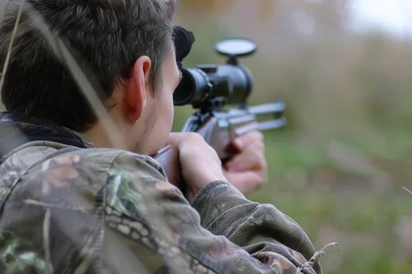 Hombre en camuflaje y con armas en un cinturón forestal en un hun de primavera — Foto de Stock