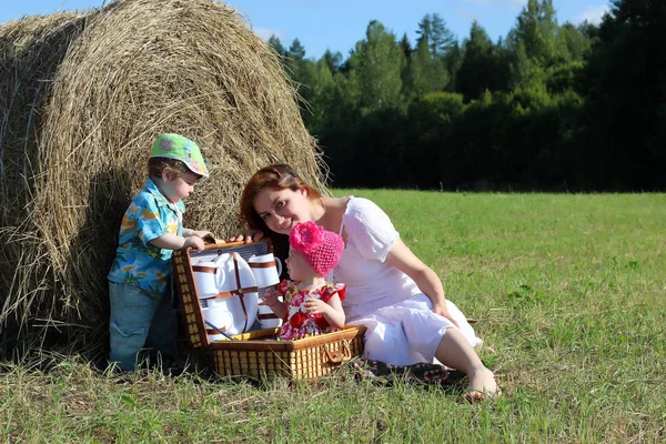 Madre con gemelos en el campo — Foto de Stock
