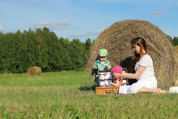 Mère avec jumeaux dans le champ — Photo