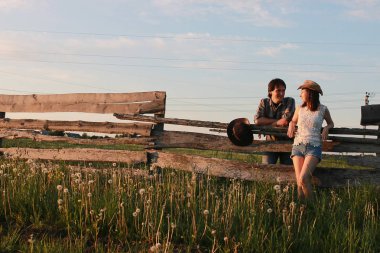 Hoş bir çift tarafından kırsal bir yolda