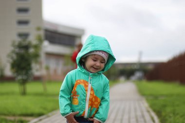 Küçük bir çocuk annesi ile bir yolda