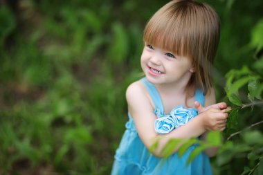 Annem ve iki kızım var.