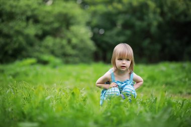 Annem ve iki kızım var.