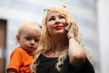 Güzel genç iş kadını çalışma sonu