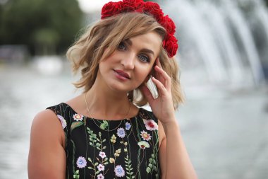 Yaz parkta güzel bir kız