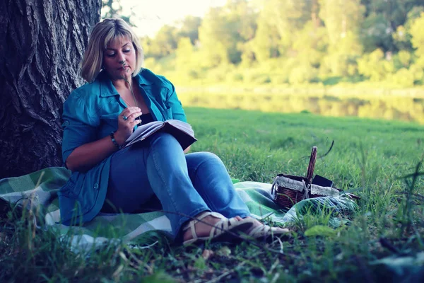 Mujer laico y leer libro sol —  Fotos de Stock