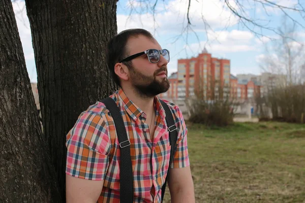 Barba uomo con ascoltare musica nel parco — Foto Stock