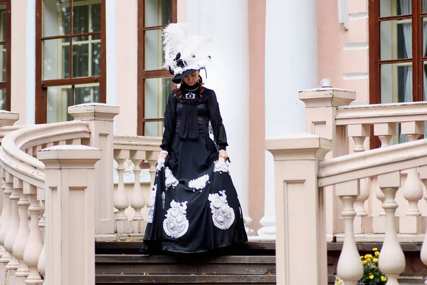 Kvinna i vintage klänning på Veranda av slottet — Stockfoto