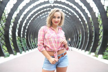 Yaz parkta güzel bir kız