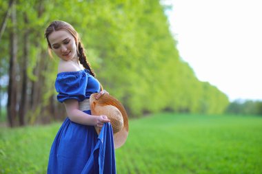 Akşam kırsalında kız