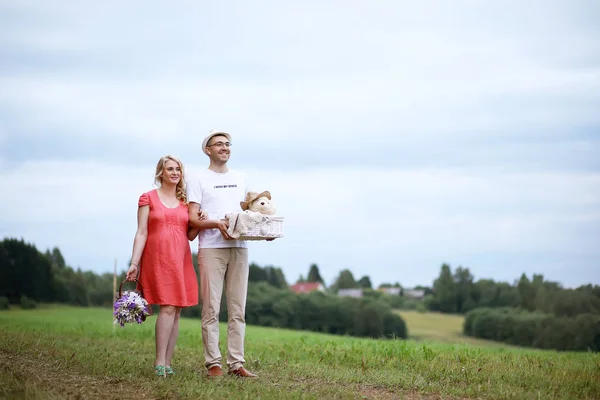 Fille enceinte avec gros ventre et jeune homme en plein air — Photo