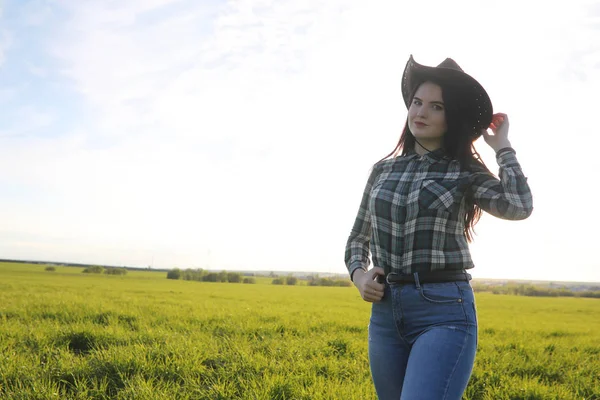 Une fille voyage l'été à la campagne — Photo