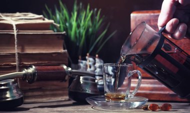 Ahşap bir tabloda çay demleme