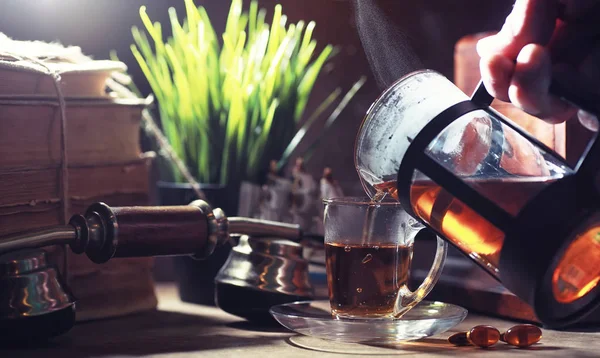 Preparar té en una mesa de madera — Foto de Stock