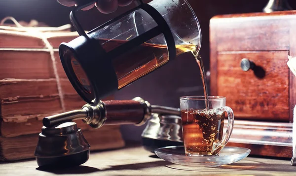 Cervejando chá em uma mesa de madeira — Fotografia de Stock