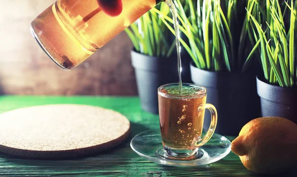 Preparar té en una mesa de madera — Foto de Stock