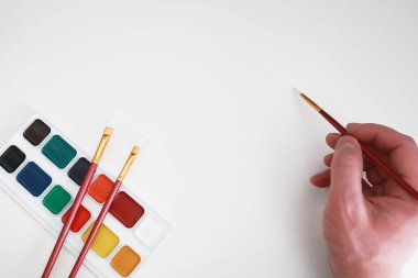 Beyaz bir kağıt üzerine resimler çizmek.