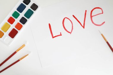 Beyaz bir kağıt üzerine resimler çizmek.