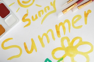 Beyaz bir kağıt üzerine resimler çizmek.