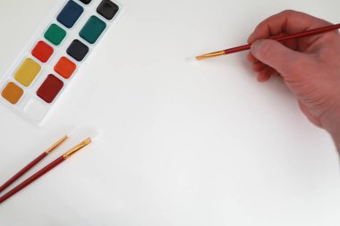 Beyaz bir kağıt üzerine resimler çizmek.