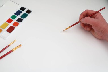 Beyaz bir kağıt üzerine resimler çizmek.