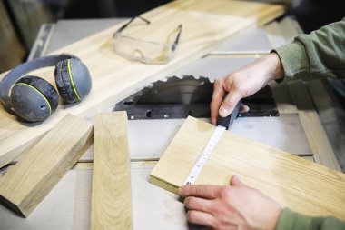Araçları ve süreç içinde elektrikli testere ile atölye çalışması