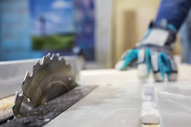 Araçları ve süreç içinde elektrikli testere ile atölye çalışması